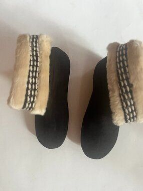 Isotoner  Comfort Slip-On Slippers Memory Foam Faux Fur Trim 9.5/10 Booties